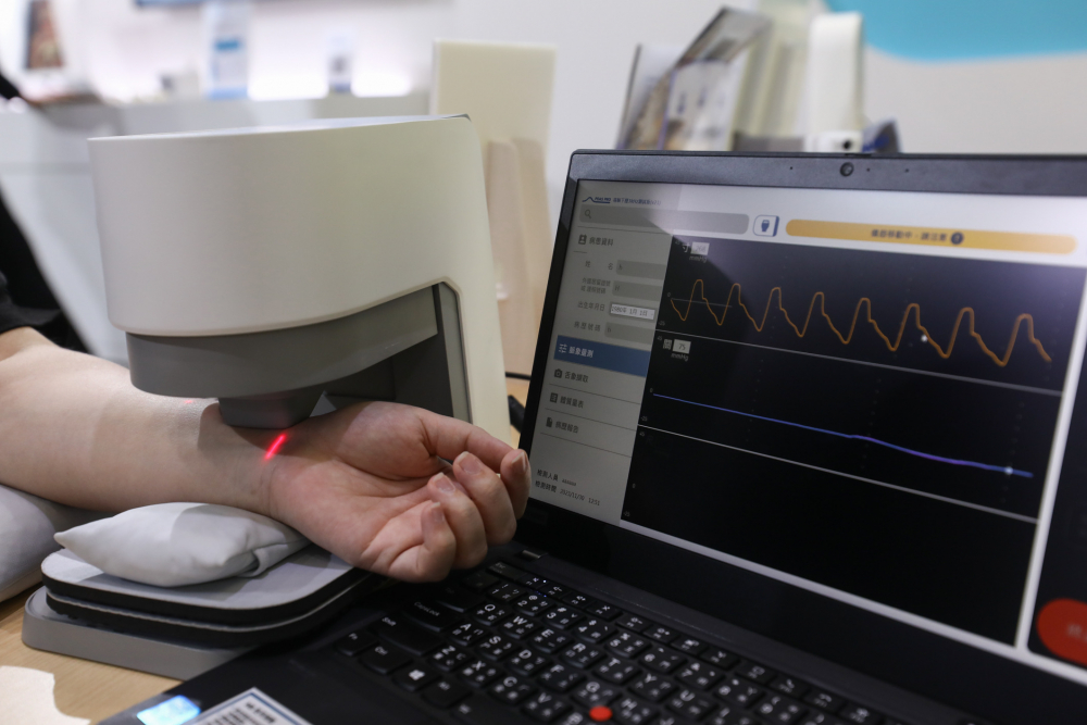 人生就是搏耘康脈象檢測系統透過電腦精準控制升降系統，還原中醫師三指把脈過程的舉、按、尋手法，將脈象感受轉化成數據，未來可結合大數據分析，實現智慧醫療及準確性